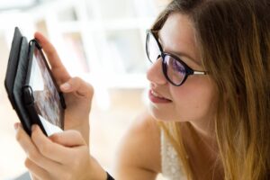 Chica mirando un movil