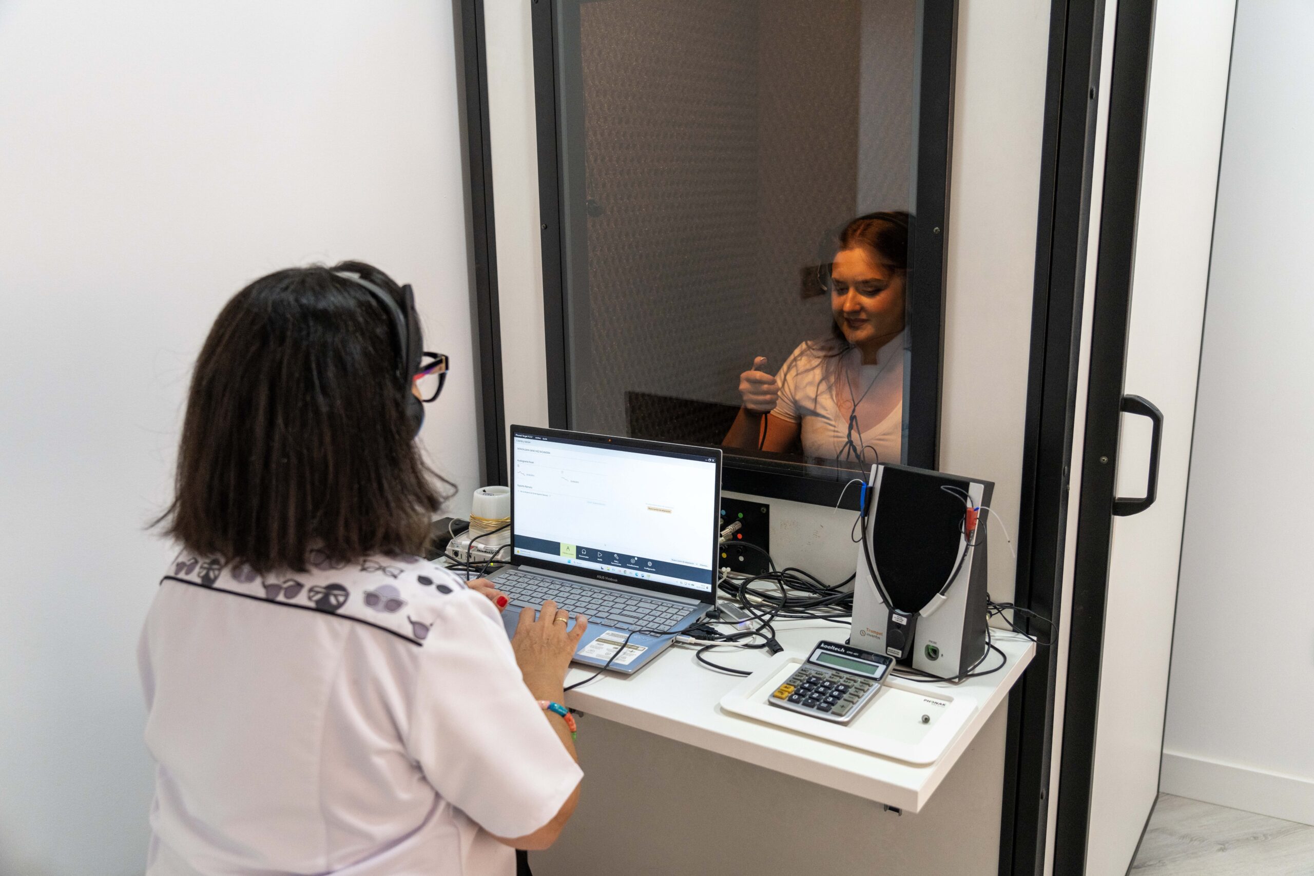 Rosa haciendo diagnóstico de audición